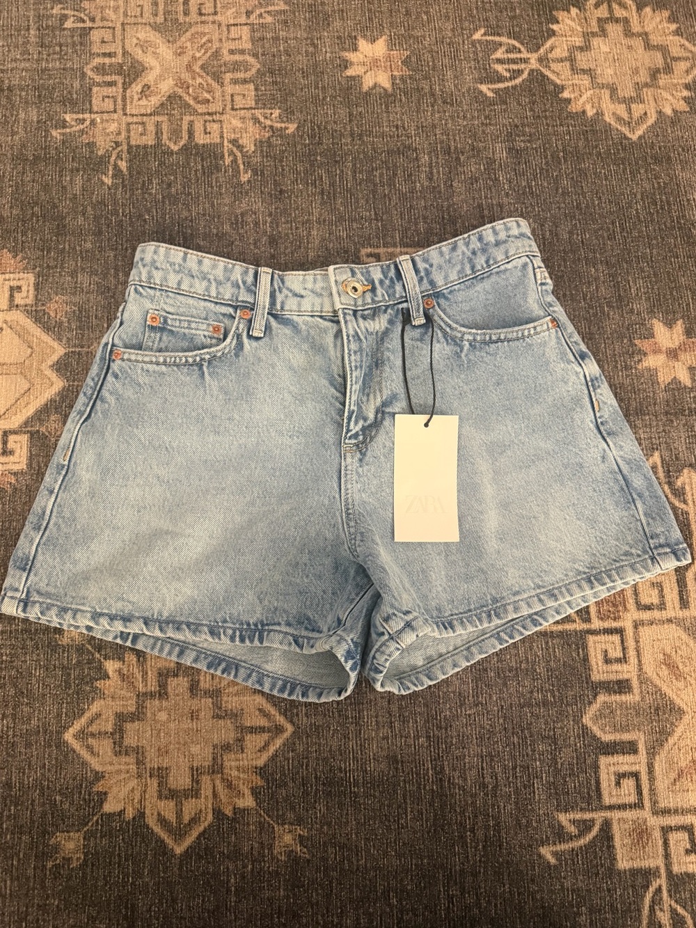 Zara MID RISE - MOM FIT - RIGID
Mid-Rise Denim Shorts size 4